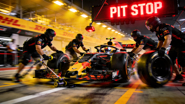 F1一级方程式赛车进站换胎两秒极限作业