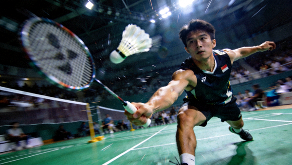 羽毛球男子单打底线劈杀与网前反扑动作